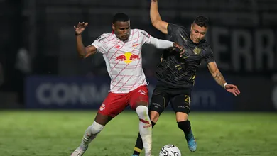 Bragantino v&ecirc; Cleiton brilhar, se salva nos p&ecirc;naltis e avan&ccedil;a na Libertadores na bacia das almas