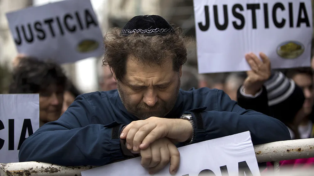 Homem chora em protesto de 2013 contra a impunidade no caso da Amia (AP Photo/Victor R. Caivano)