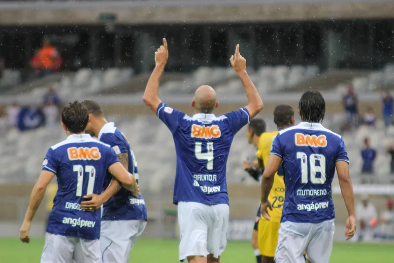 Zagueiro Bruno Rodrigo comemora gol marcado pelo Cruzeiro