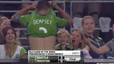 Dempsey aceitou um punhado de pipocas para dar sua camisa a esse garotinho