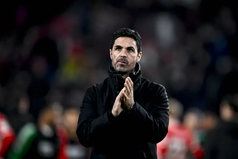 Arteta aplaude torcedores ap&oacute;s jogo do Arsenal