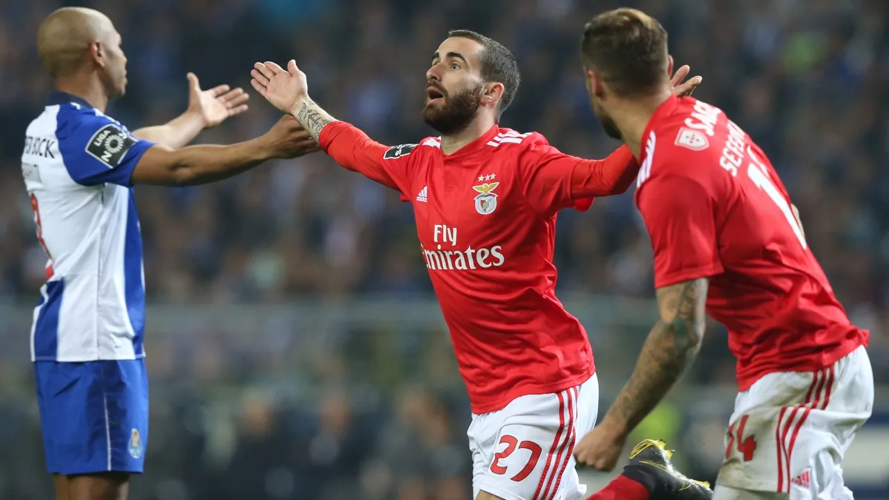 Benfica vira sobre o Porto, engata nona vit&oacute;ria seguida e toma a lideran&ccedil;a do Portugu&ecirc;s