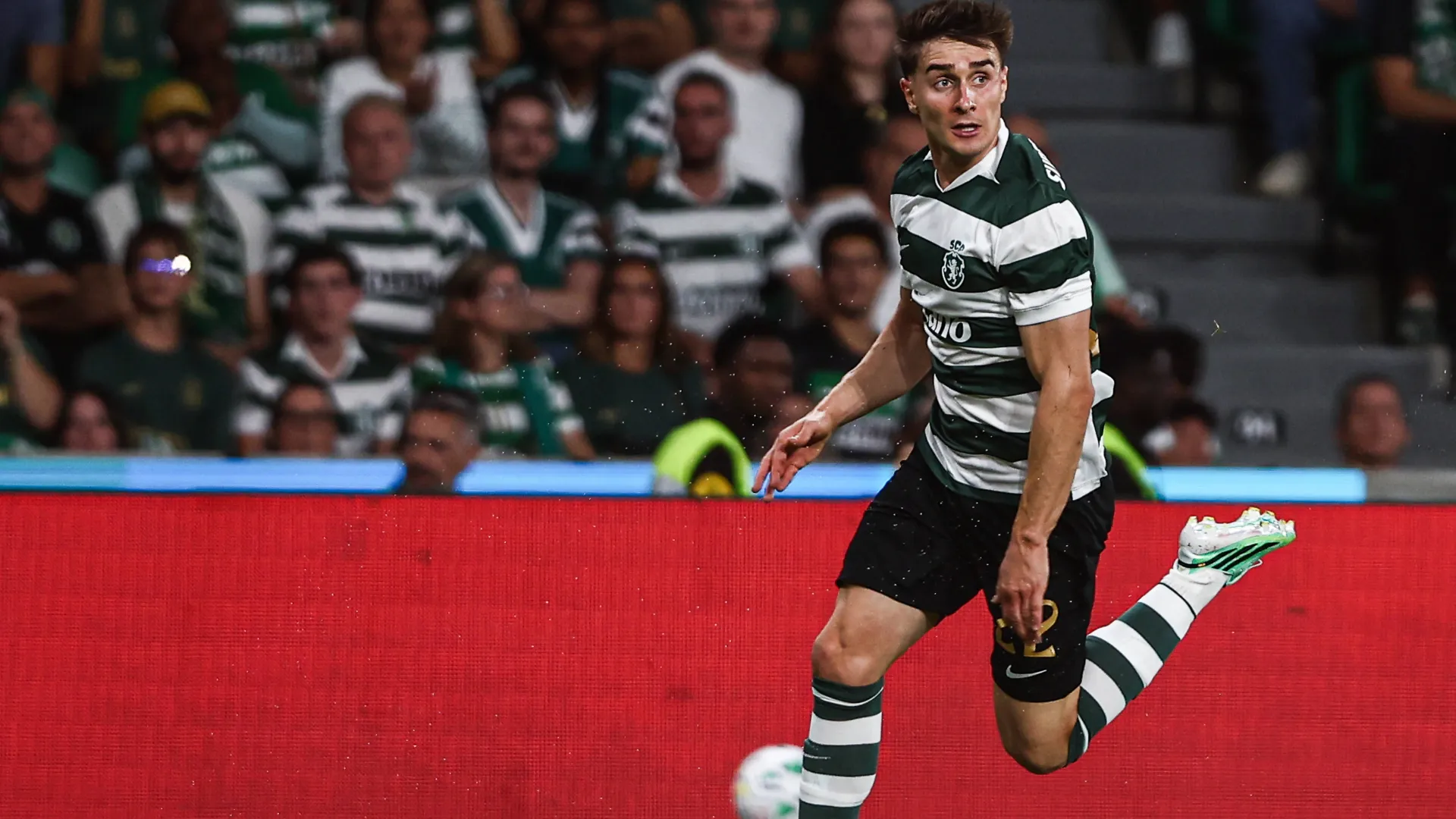 Ivan Fresneda, lateral-direito do Sporting, durante a partida da Liga Portugal Betclic entre Sporting e Arouca, no Est&aacute;dio da Luz, em Lisboa, em 19 de setembro de 2026.