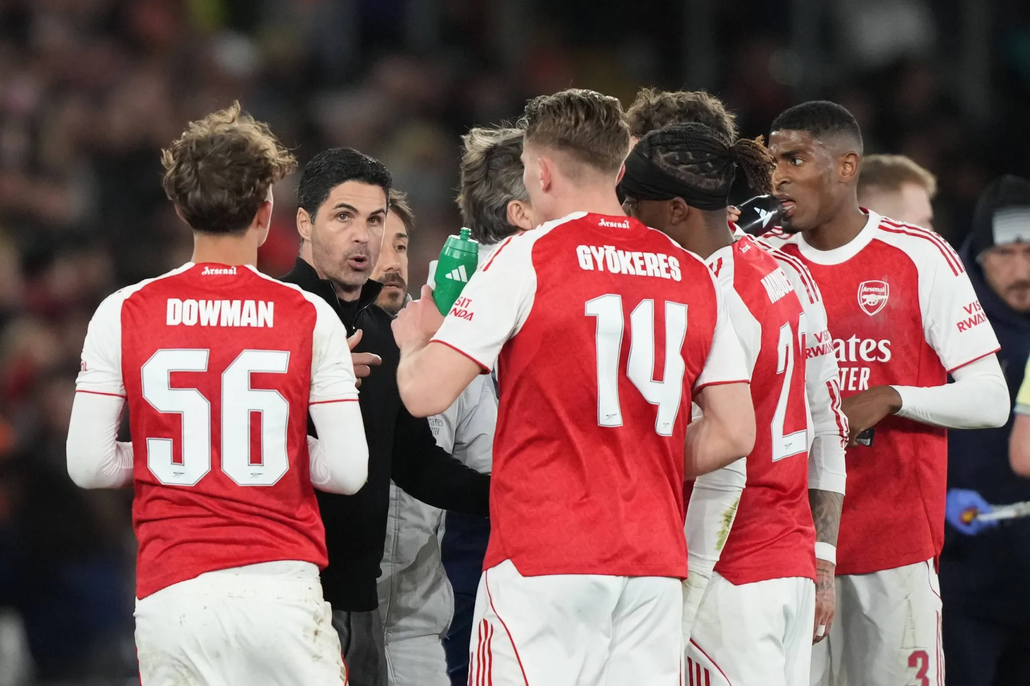 Arteta orienta jogadores do Arsenal