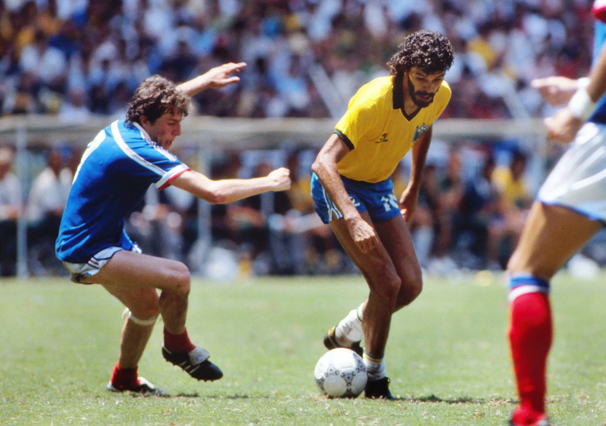 S&oacute;crates dribla Luis Fernandez em Brasil x Fran&ccedil;a em 1986 