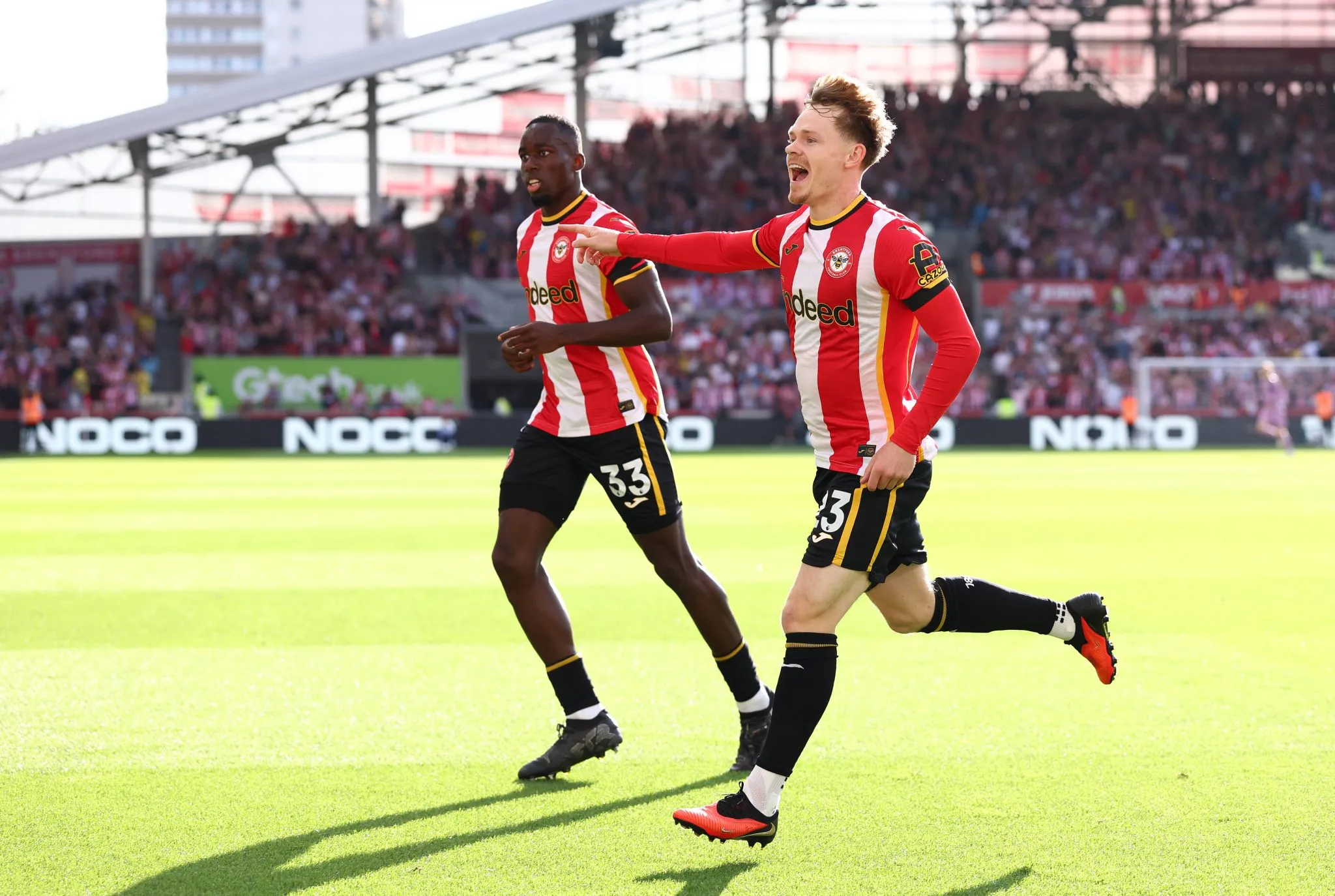 Lewis-Potter celebra gol do Brentford contra o Tottenham