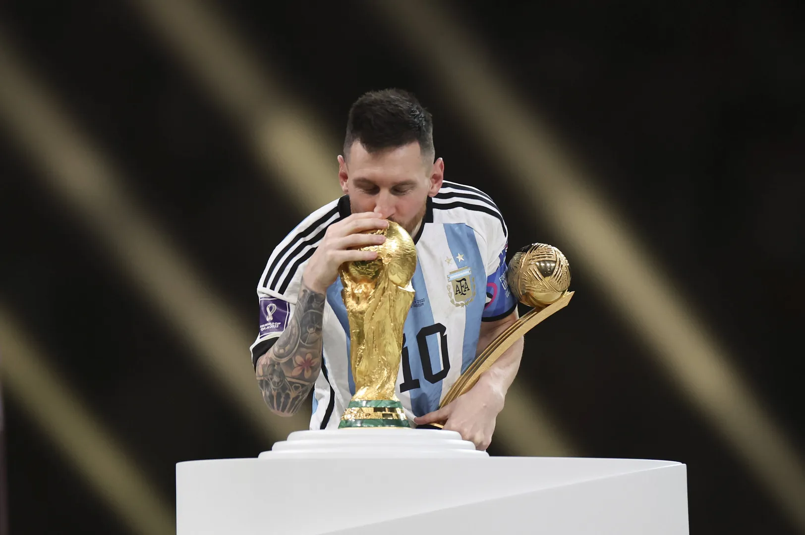 Messi beija a ta&ccedil;a da Copa do Mundo