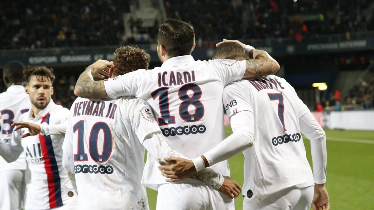 Uma cobran&ccedil;a de falta perfeita de Neymar ajudou a descomplicar o triunfo do PSG