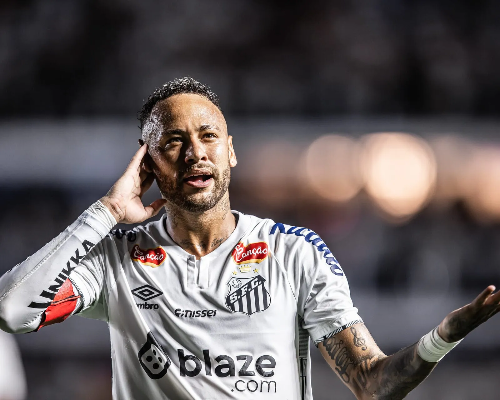 Neymar comemorando gol contra o Red Bull Bragantino