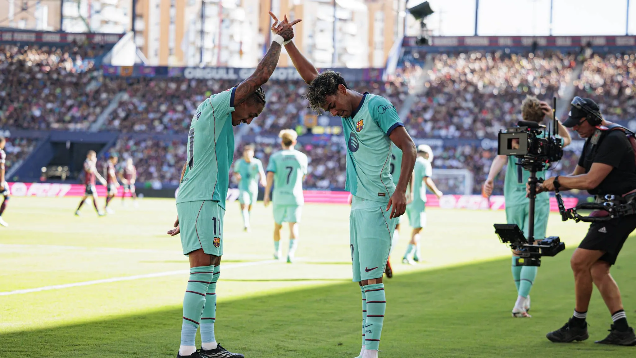 Raphinha e Lamine Yamal comemoram gol do Barcelona contra Levante (Foto: Imago/Ball Raw Images)