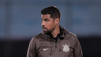 Ant&oacute;nio Oliveira mexe mal e trope&ccedil;a em retorno do Corinthians ap&oacute;s intertemporada
