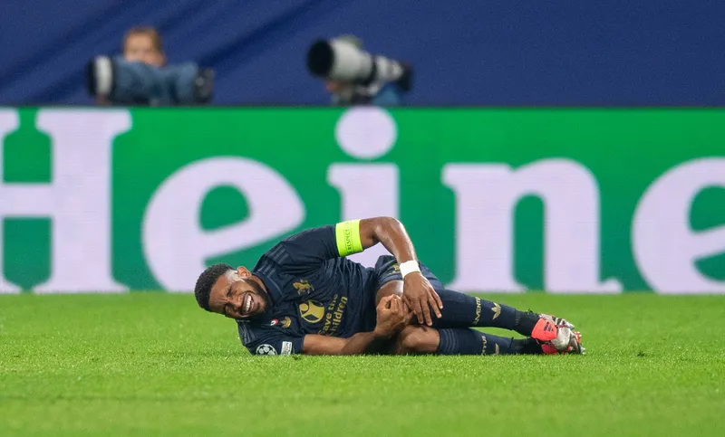 Rea&ccedil;&atilde;o de Bremer ao contundir o joelho em RB Leipzig x Juventus, pela Champions League