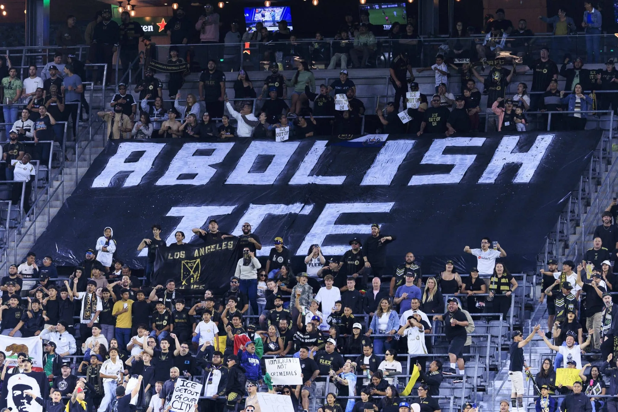 Antes do Mundial, torcedores do LAFC protestam contra repress&atilde;o &agrave; imigra&ccedil;&atilde;o de Trump