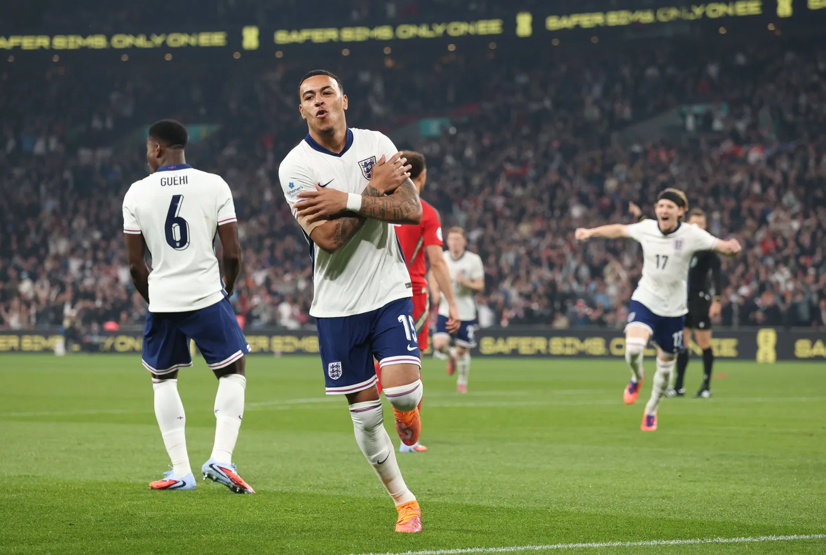Morgan Rogers comemora gol pela Inglaterra