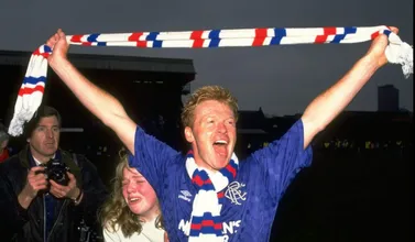 Sectarismo, trai&ccedil;&atilde;o, rivalidade: A hist&oacute;ria da transfer&ecirc;ncia que deixou Celtic e Rangers em chamas