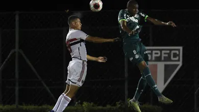 Zagueiro como o pai, filho de Miranda assina primeiro contrato profissional com o S&atilde;o Paulo
