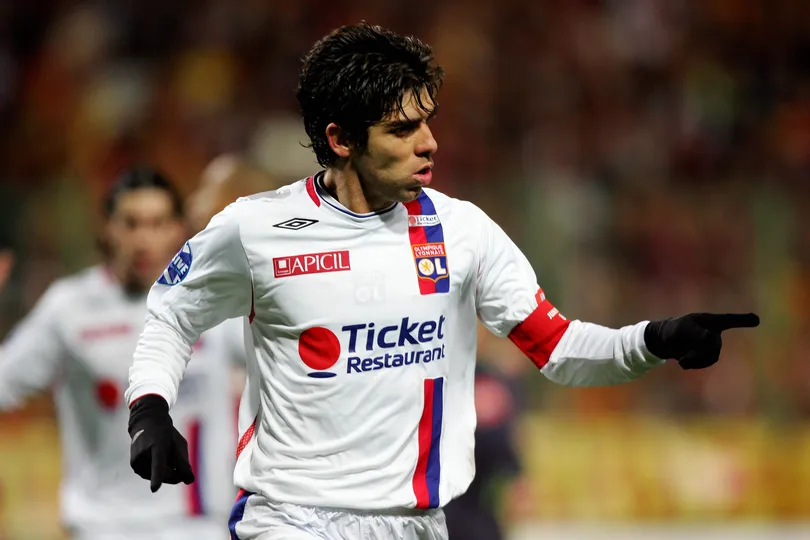 Juninho Pernambucano fez hist&oacute;ria com a camisa do Lyon