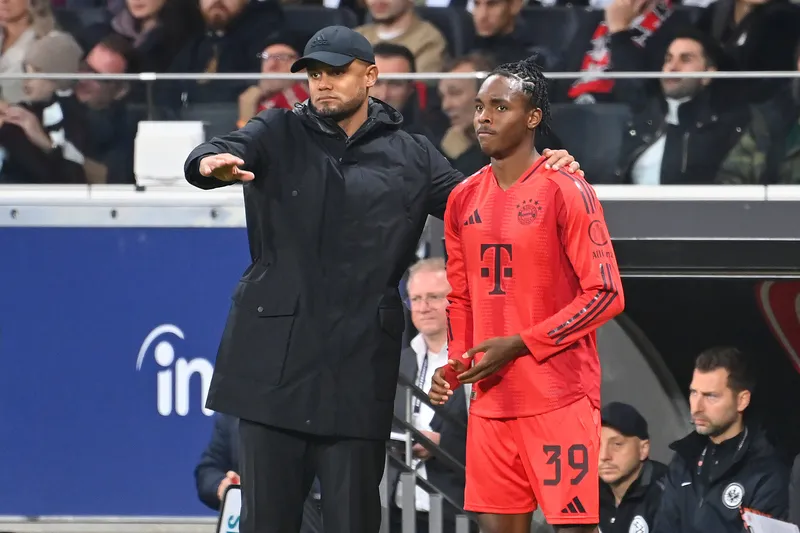 Kompany orienta Mathys Tel durante jogo do Bayern de Munique