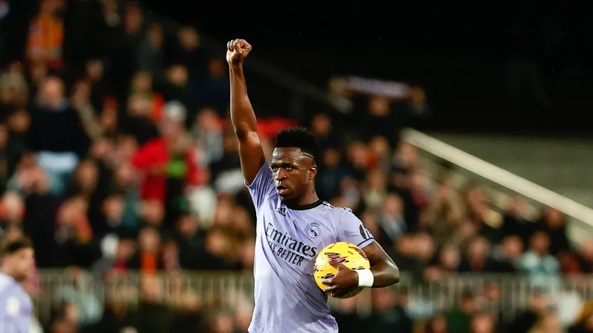 Vinicius J&uacute;nior deu a resposta que o Mestalla precisava: dois gols e um punho cerrado
