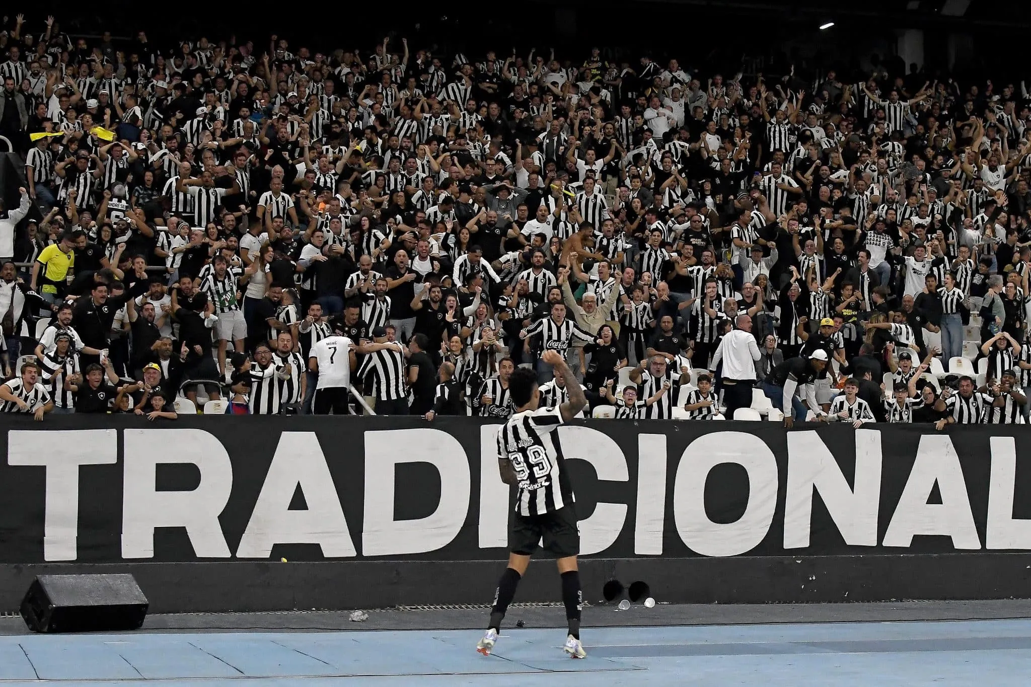 Botafogo d&aacute; exemplo e vai banir torcedor que foi identificado fazendo gestos racistas