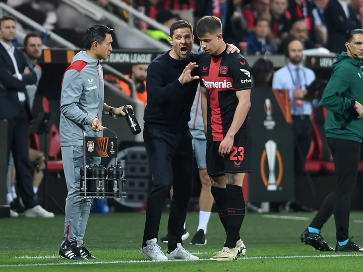Adam Hložek recebe orienta&ccedil;&otilde;es de Xabi Alonso durante jogo do Leverkusen