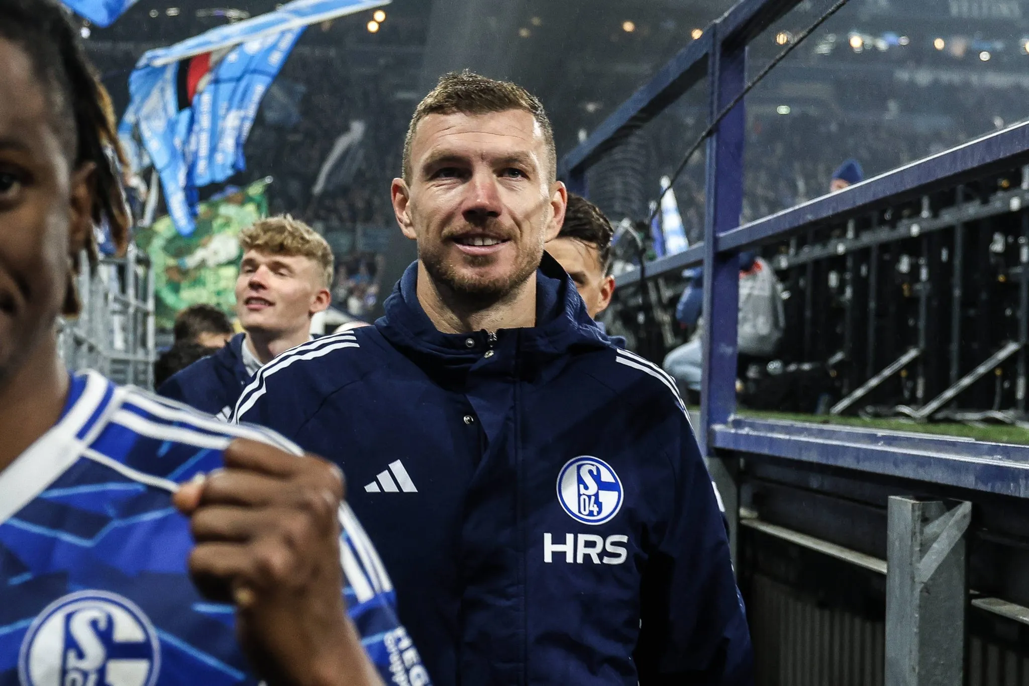 Do WhatsApp &agrave; lideran&ccedil;a: Como mensagem de Dzeko recolocou o Schalke no rumo da Bundesliga