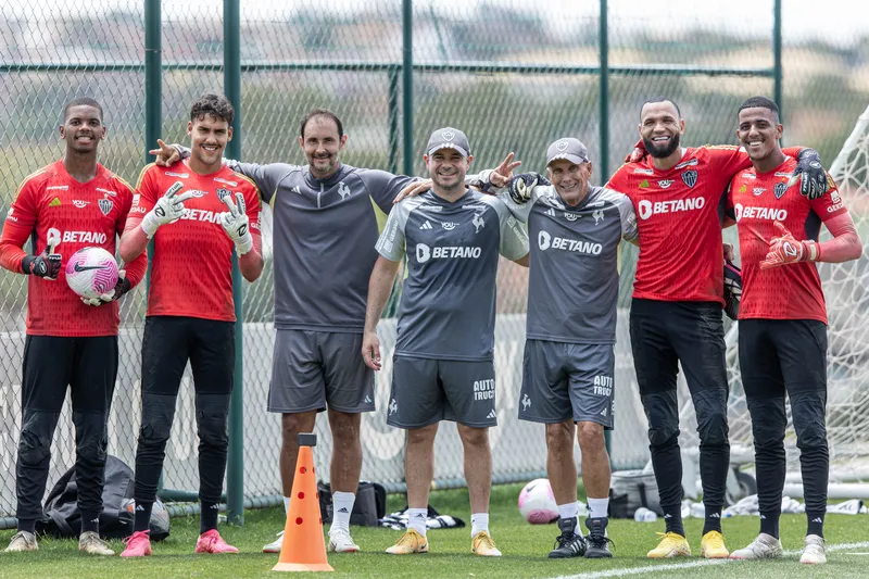 Gabriel &Aacute;tila e Matheus Mendes &agrave; esquerda, os preparados de goleiros no meio, e Everson e Delfim &agrave; direita