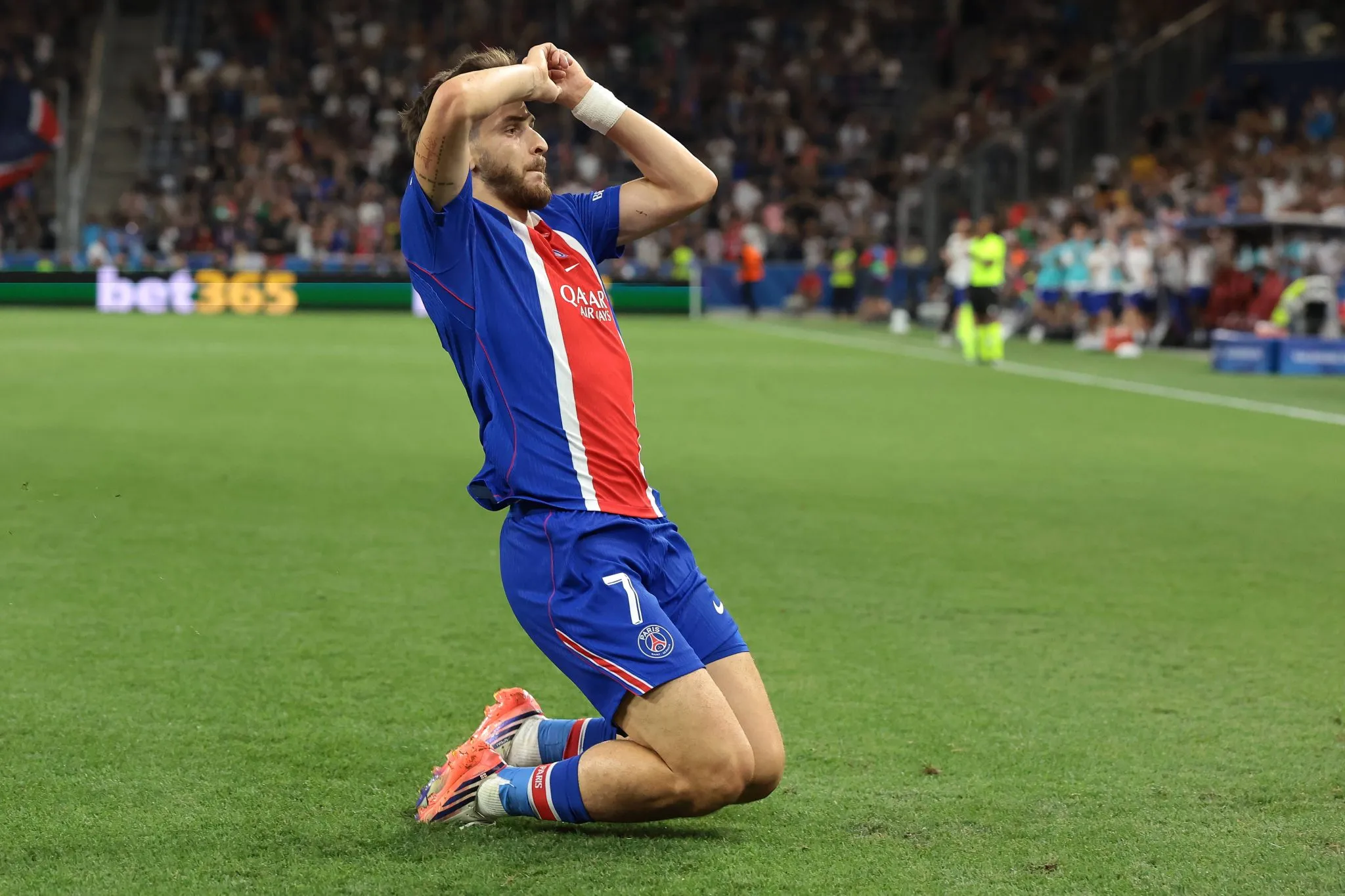 Kvaratskhelia celebra gol do PSG