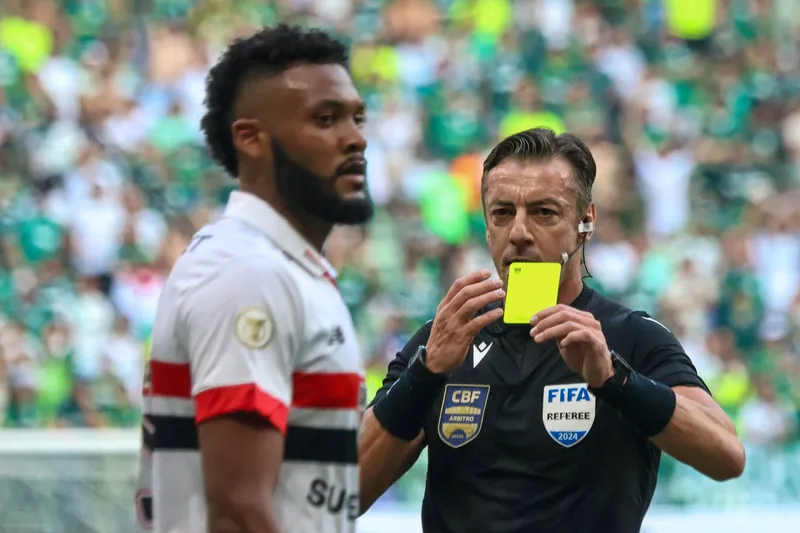 Raphael Claus d&aacute; cart&atilde;o amarelo a Sabino no cl&aacute;ssico entre S&atilde;o Paulo e Palmeiras (Foto: IMAGO / Fotoarena)