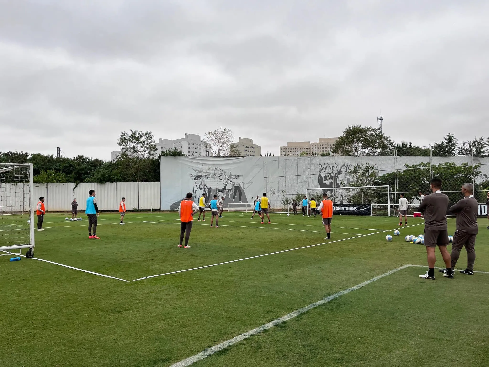 Gr&ecirc;mio retoma treinamentos no CT Joaquim Grava, do Corinthians