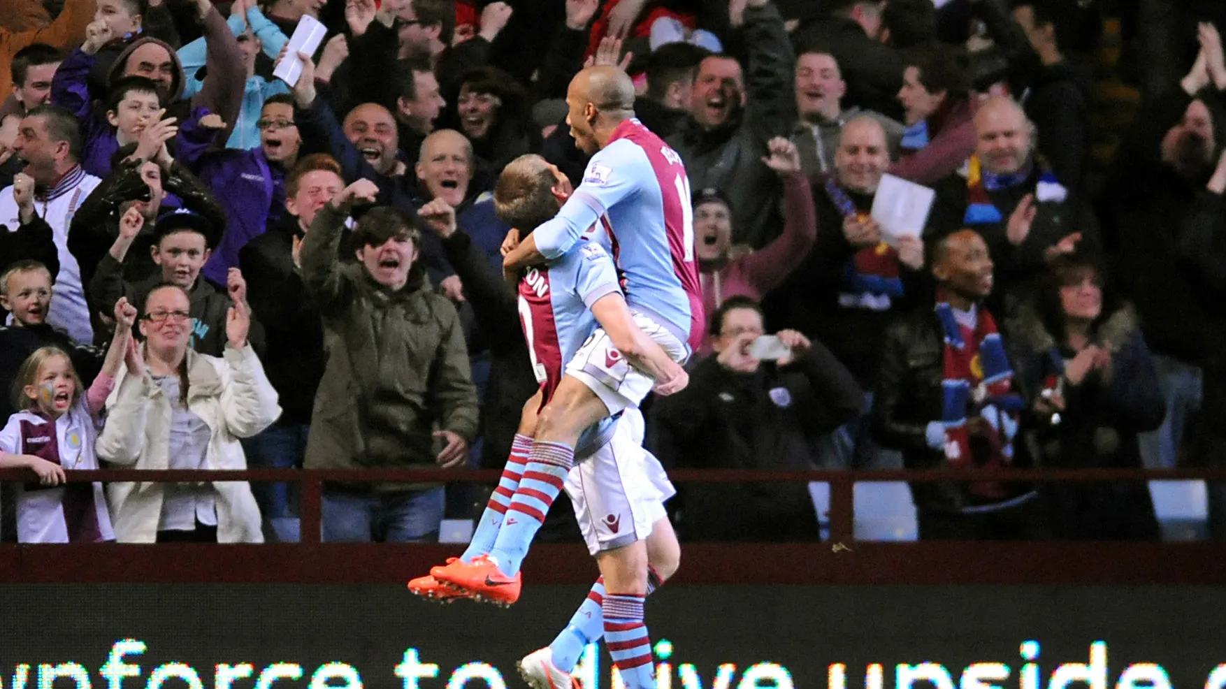 Foi esse gola&ccedil;o de Delph que quebrou a sequ&ecirc;ncia invicta do Chelsea na Premier League
