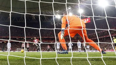 Se existe gola&ccedil;o de p&ecirc;nalti, este de Aduriz sem tomar dist&acirc;ncia merece ser considerado um
