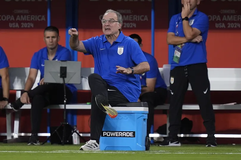 Bielsa orienta jogadores uruguaios durante semifinal contra Col&ocirc;mbia