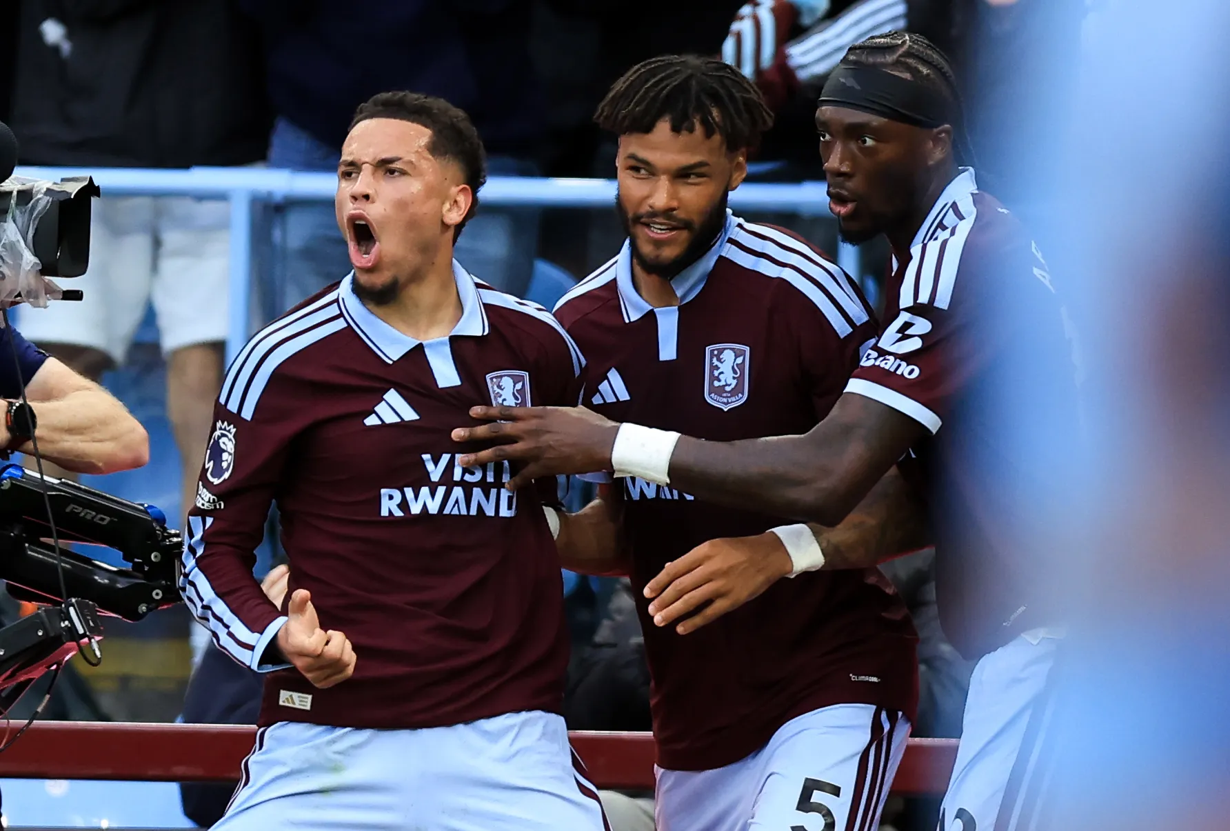 Alysson celebra gol do Aston Villa sobre Nottingham Forest (Foto: PA Images/Icon Sport)