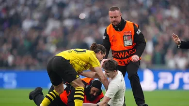 Invasores de campo da final da Champions League s&atilde;o presos pela pol&iacute;cia