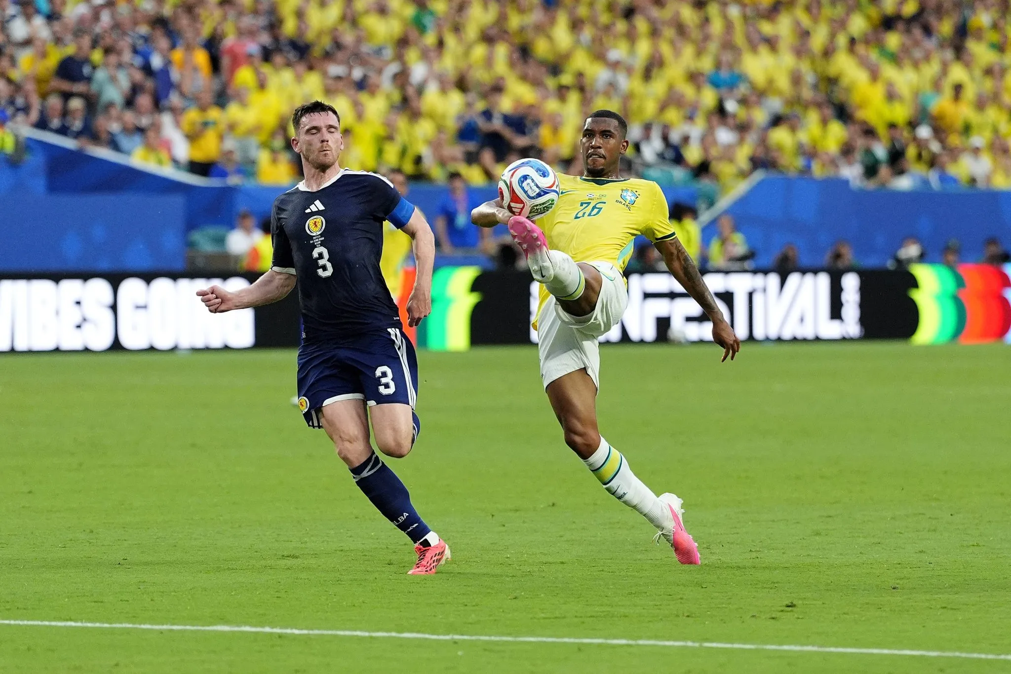 Rayan passa por Robertson em duelo entre Brasil e Esc&oacute;cia (Foto: PA Images / Icon Sport)