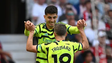 Letal, Arsenal vence desfalcado United fora de casa e p&otilde;e fogo na disputa pelo t&iacute;tulo