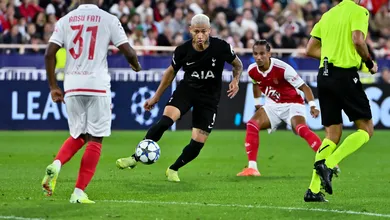 &lsquo;Jogar com Richarlison &eacute; jogar com 10&rsquo;: Brasileiro vai mal, mas Tottenham escapa de derrota