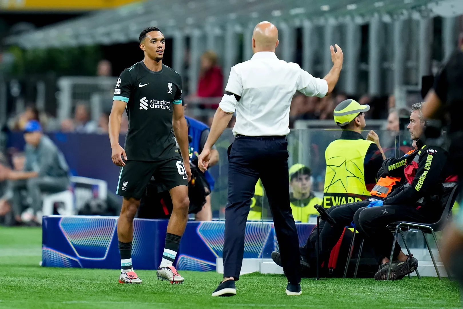 Arne Slot e Arnold comemoram a vit&oacute;ria de vit&oacute;ria do Liverpool sobre o Milan, na Champions League. Foto: Imago