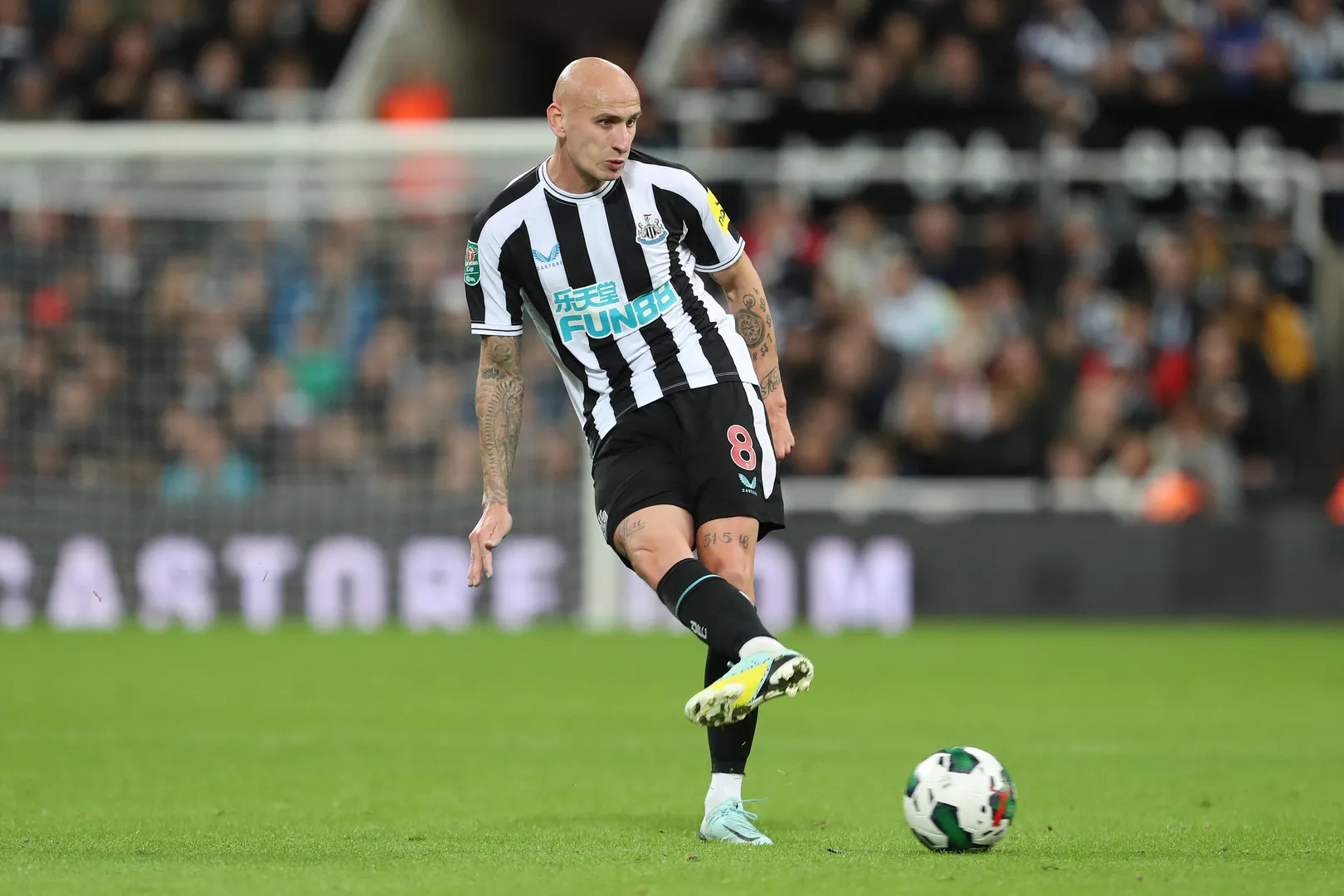 Jonjo Shelvey em atua&ccedil;&atilde;o pelo Newcastle (Foto: IMAGO)
