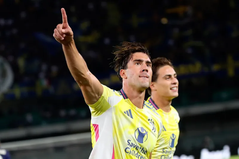Vlahovic marcou 2 gols na vit&oacute;ria da Juventus sobre o Verona, pela 2&ordf; rodada da Serie A 2024/25. Foto: Icon Sport