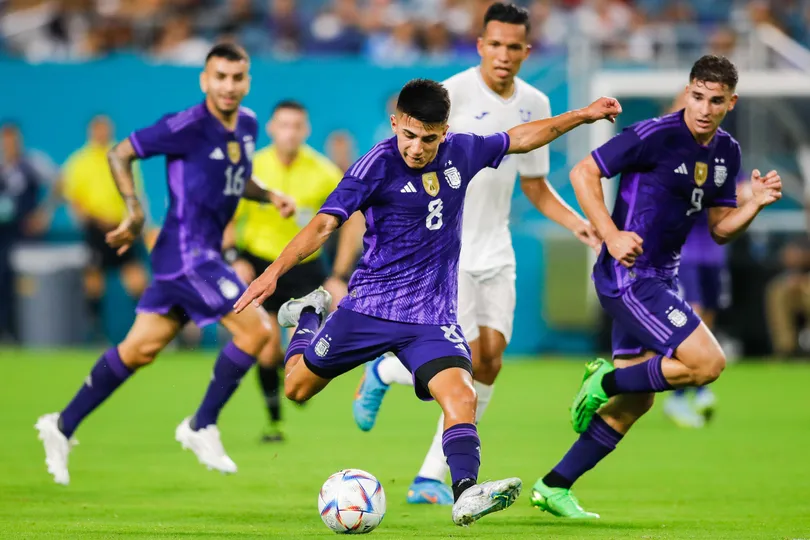 Thiago Almada, destaque da sele&ccedil;&atilde;o ol&iacute;mpica argentina, &eacute; o novo refor&ccedil;o do Botafogo