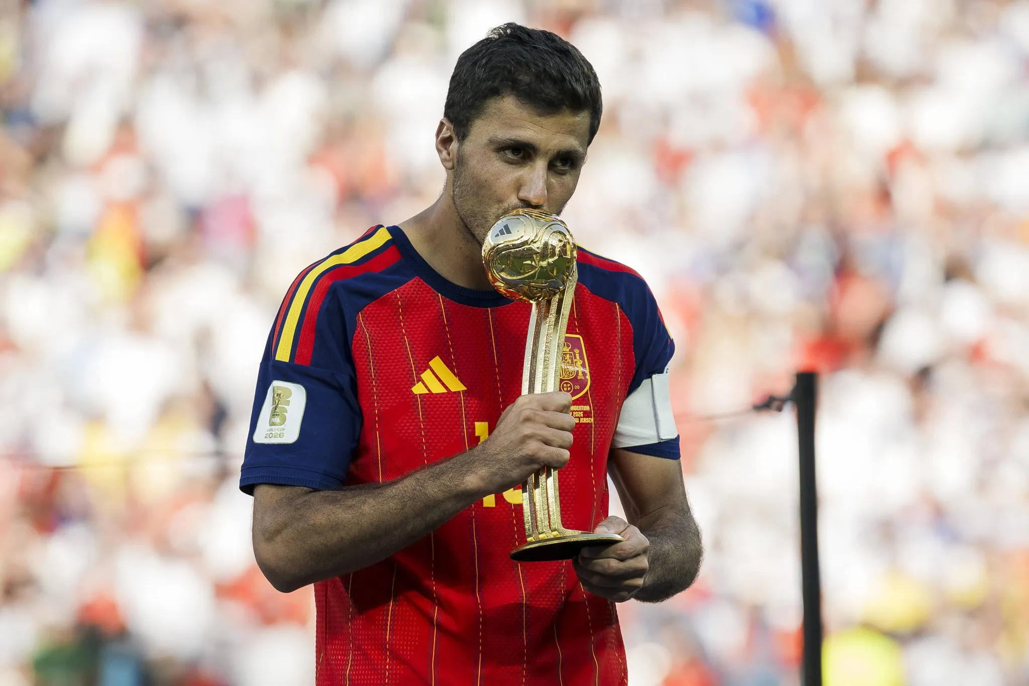 Rodri com o pr&ecirc;mio de melhor jogador da Copa do Mundo 