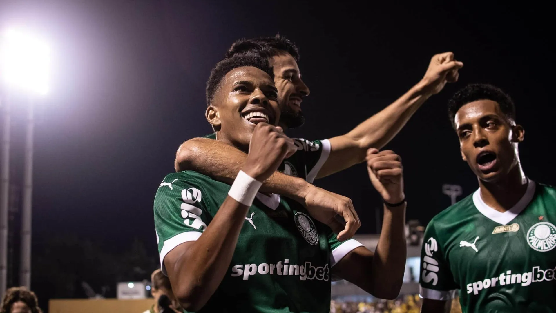 Est&ecirc;v&atilde;o comemora gol contra o S&atilde;o Bernardo com companheiros