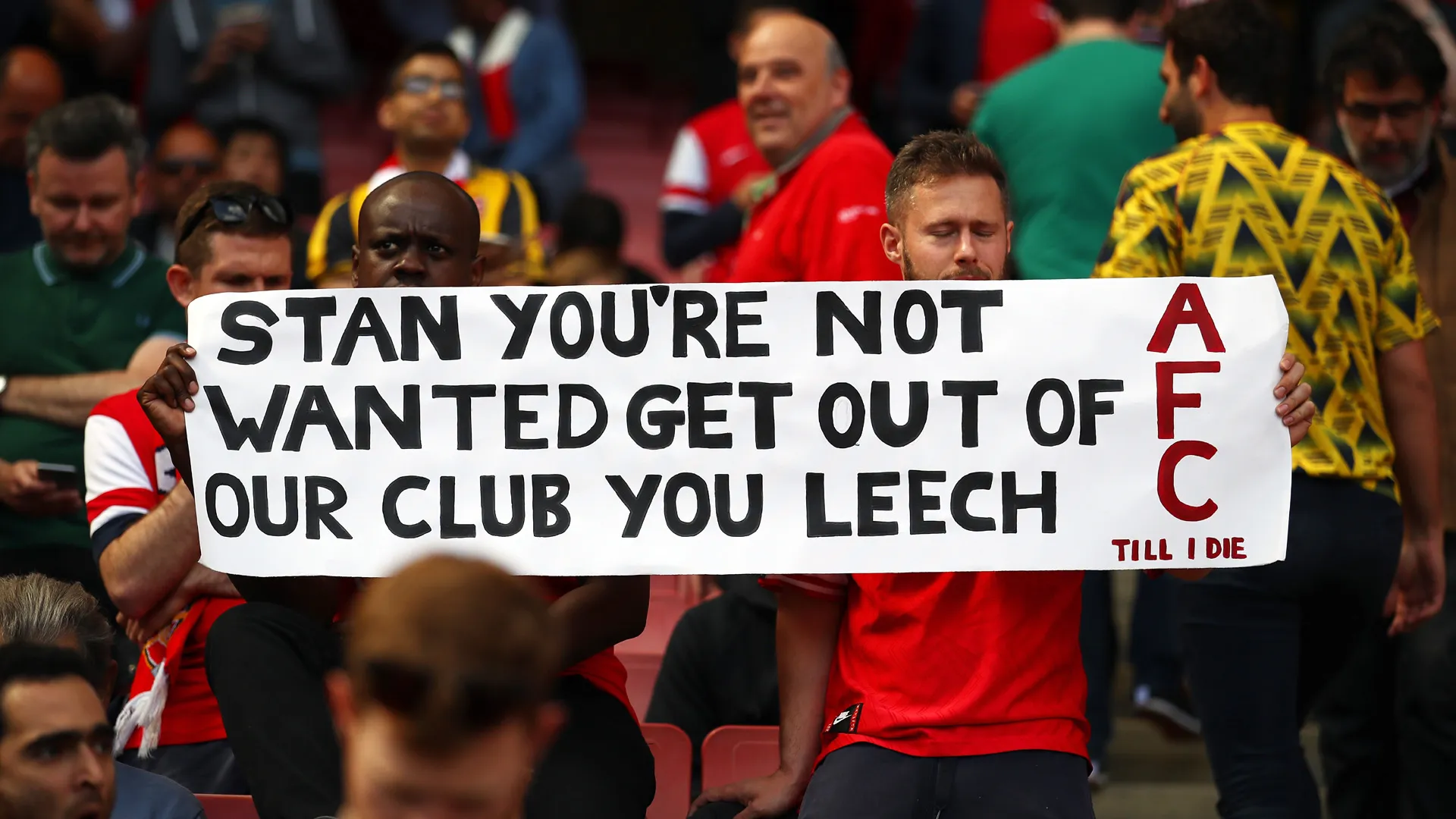 Torcedores pedem sa&iacute;da de Stan Kroenke, dono da maior parte das a&ccedil;&otilde;es do Arsenal (Photo by Clive Mason/Getty Images)