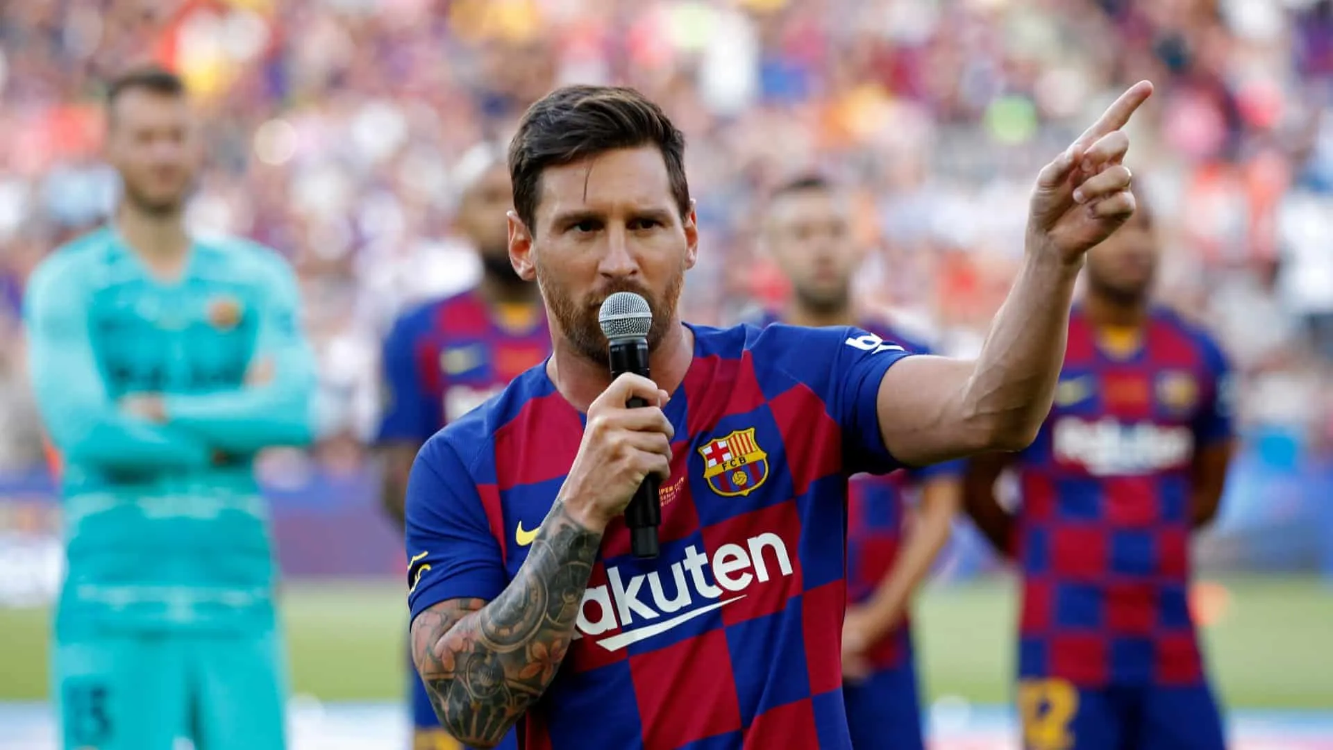 Messi discursa para torcida do Barcelona, admite gosto amargo, mas repete promessa de buscar todos os t&iacute;tulos