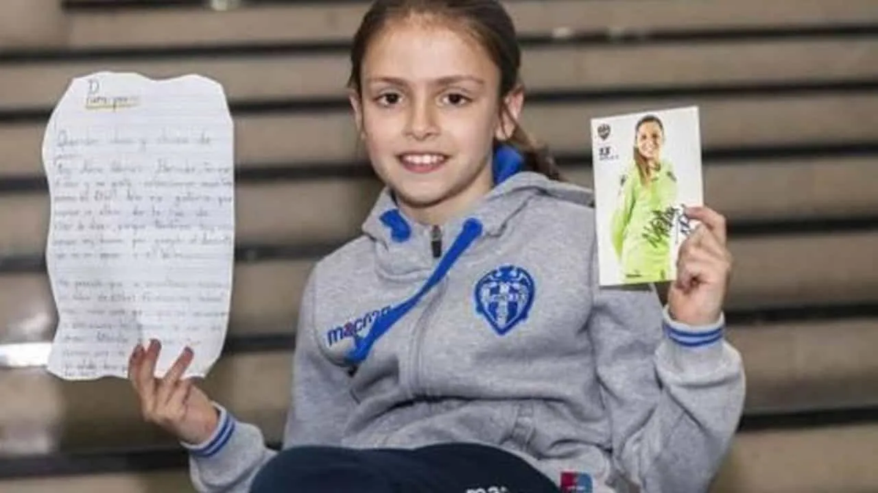 Em carta para Panini, garotinha espanhola de 8 anos pede &aacute;lbum para futebol feminino