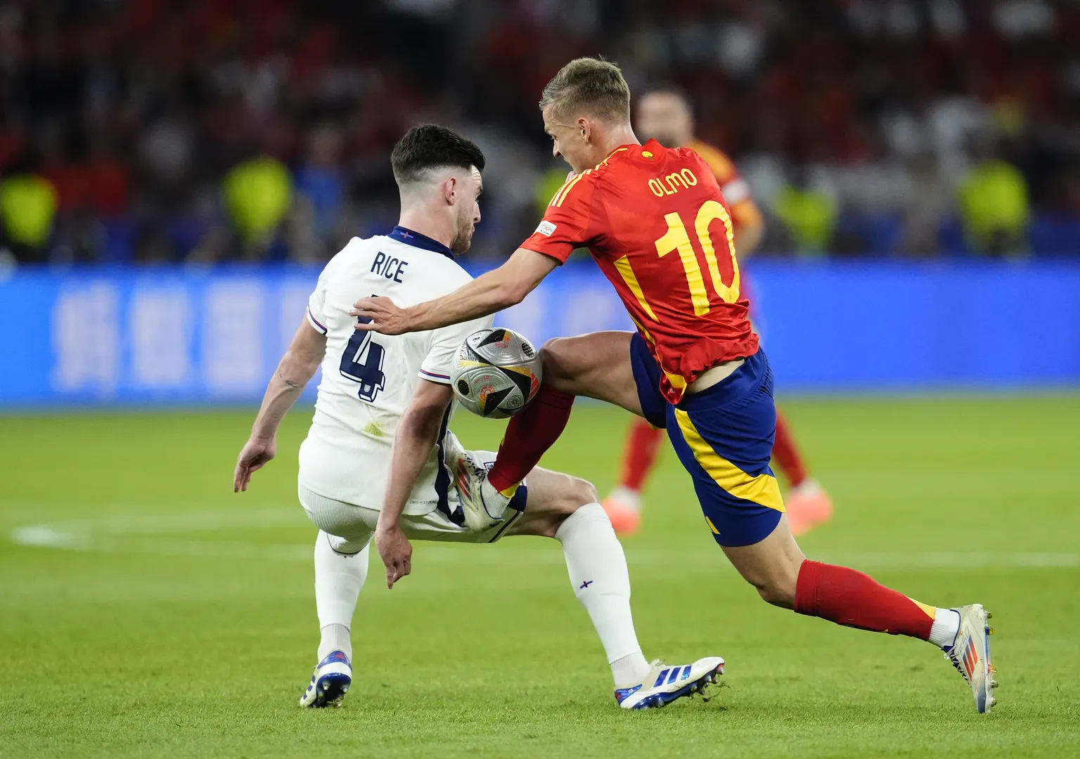 Disputa de bola entre Declan Rice e Dani Olmo 