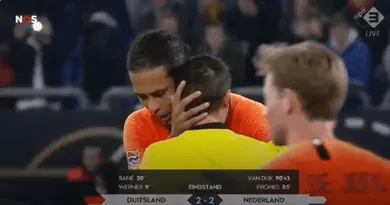 Her&oacute;i da Holanda, Van Dijk ainda foi capaz de um raro gesto para consolar o &aacute;rbitro da partida