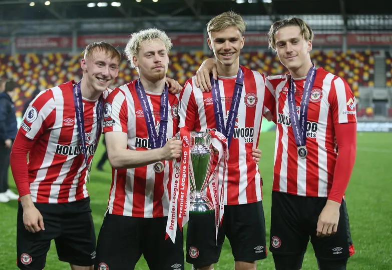 Romeo Beckham posa com trof&eacute;u da Premier League ao lado de companheiros do Brentford B